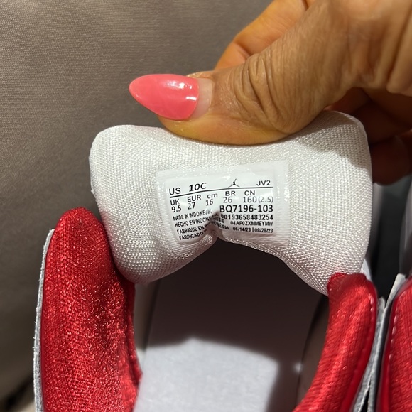 Toddler 10c sky jordan 1 mid
"summit white varsity red" brand new with box - Picture 8 of 11